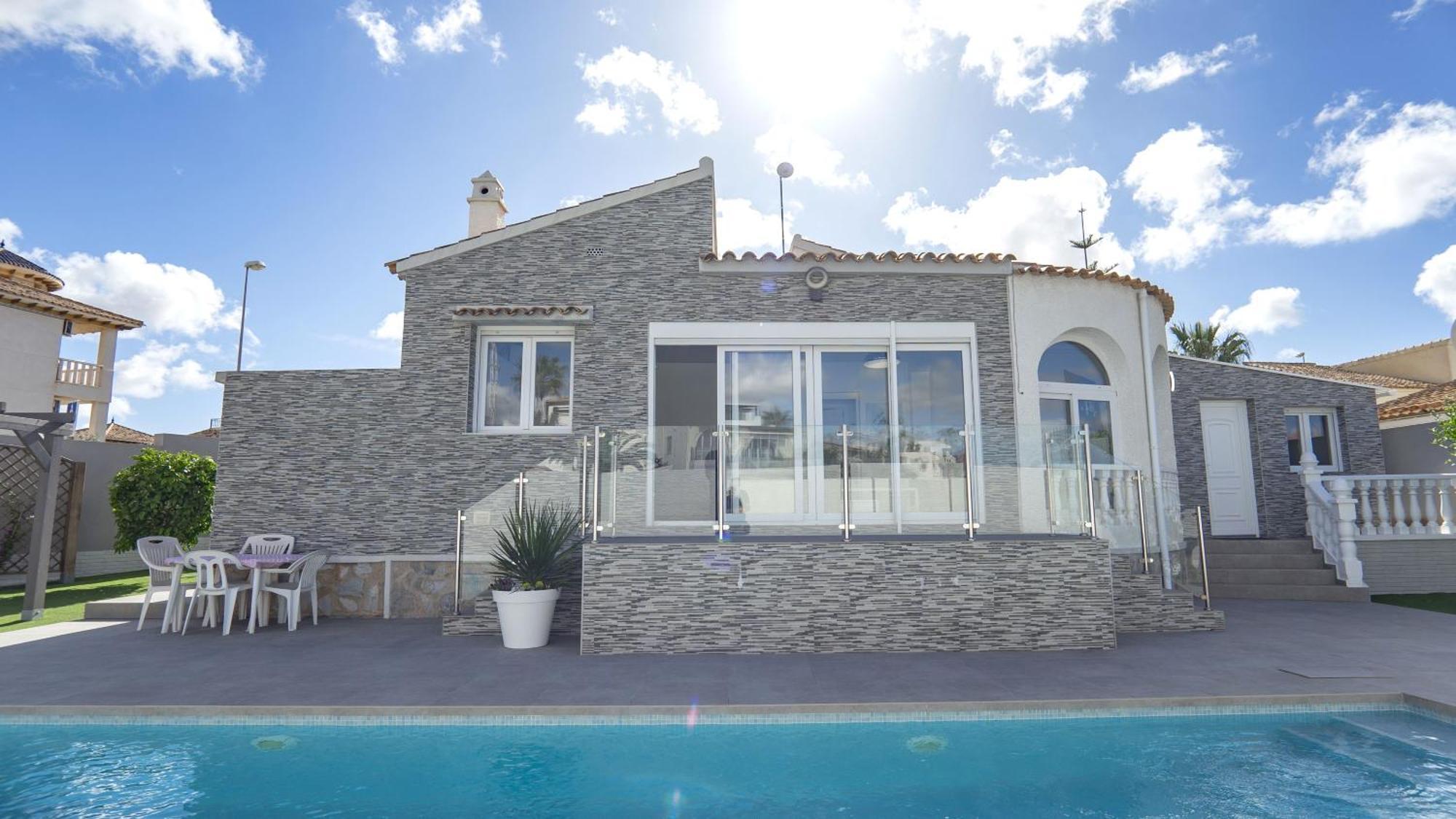 Modern Detached 4 Bed 3 Bath Villa With Private Pool Close To All Amenities Villamartin  Exterior photo